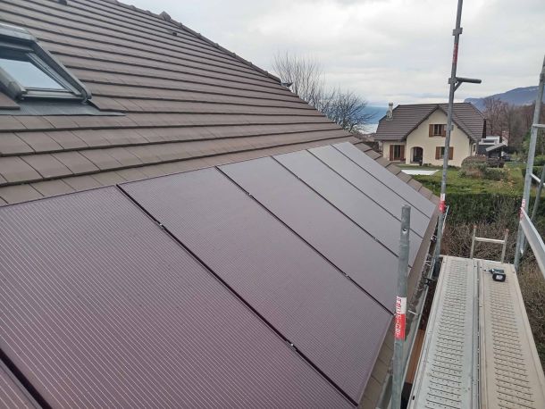 Panneaux photovoltaïques intégrés à la toiture d’une maison en Savoie