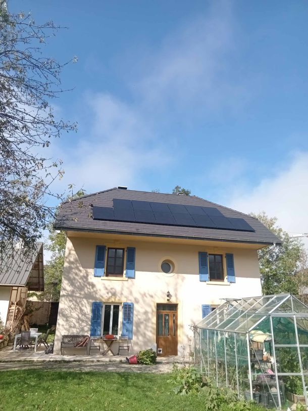 Installation photovoltaïque sur toiture de maison en Savoie, spécialiste solaire depuis 30 ans